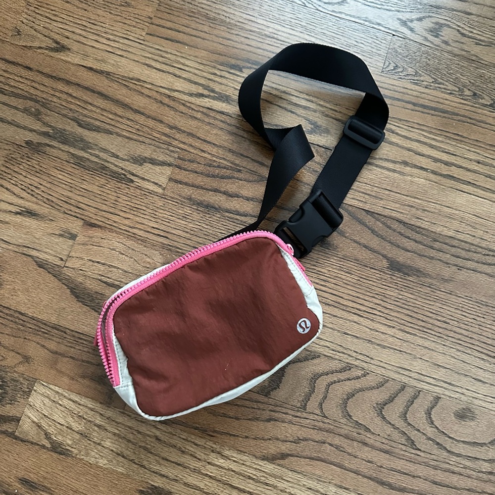 Lululemon Everywhere Belt Bag